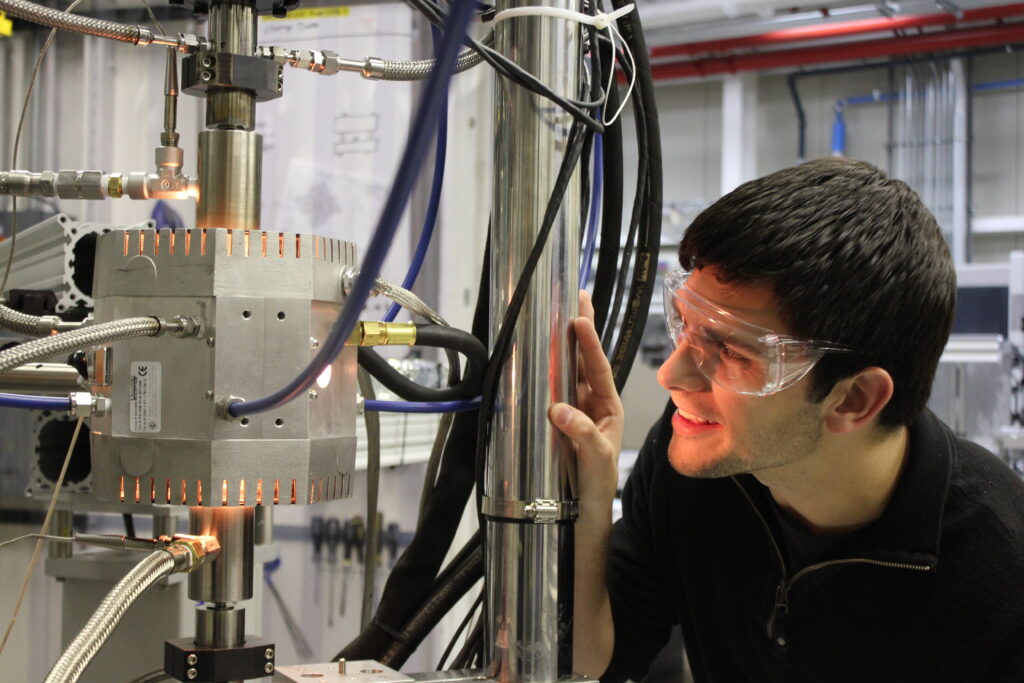 Fulbright alum in lab look at electronics