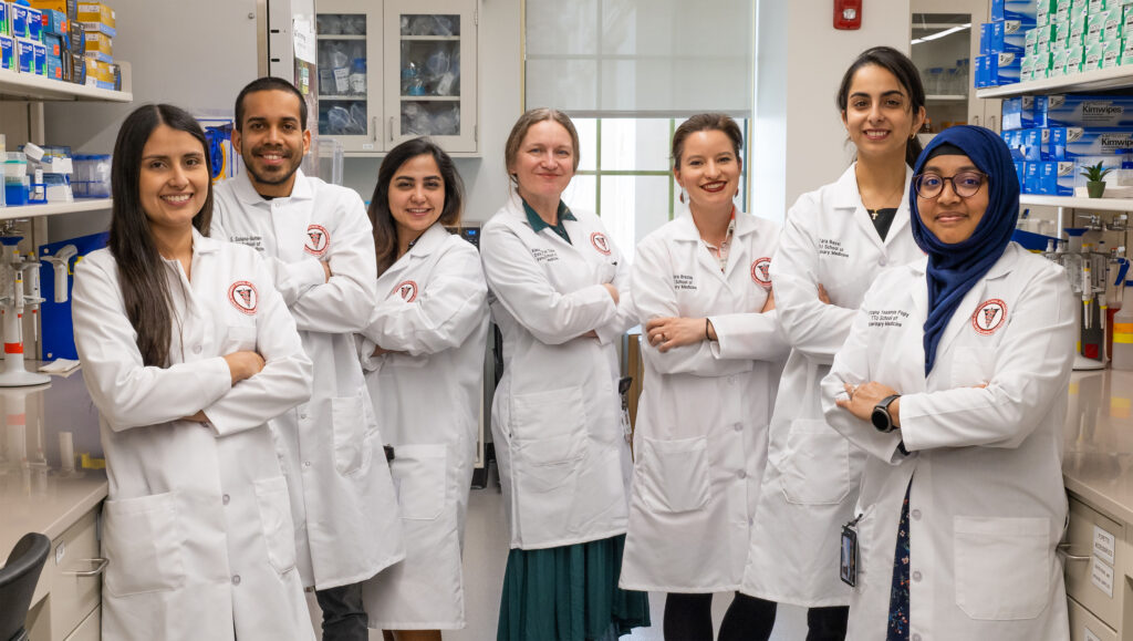 Group of university students and Fulbright alum in lab at Texas Tech. 